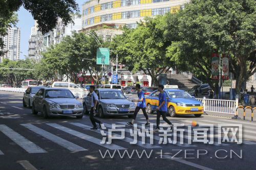 四川警察學院前的斑馬線沒有紅綠燈，但過往車輛見到有行人過斑馬線都會禮讓行人